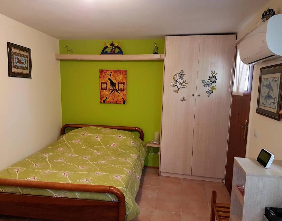 雅典雅典格利法达一室公寓的一间带床和橱柜的小卧室