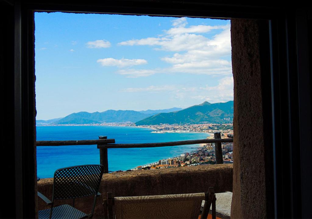 博尔焦韦雷齐Blu Oltremare的阳台享有海景。