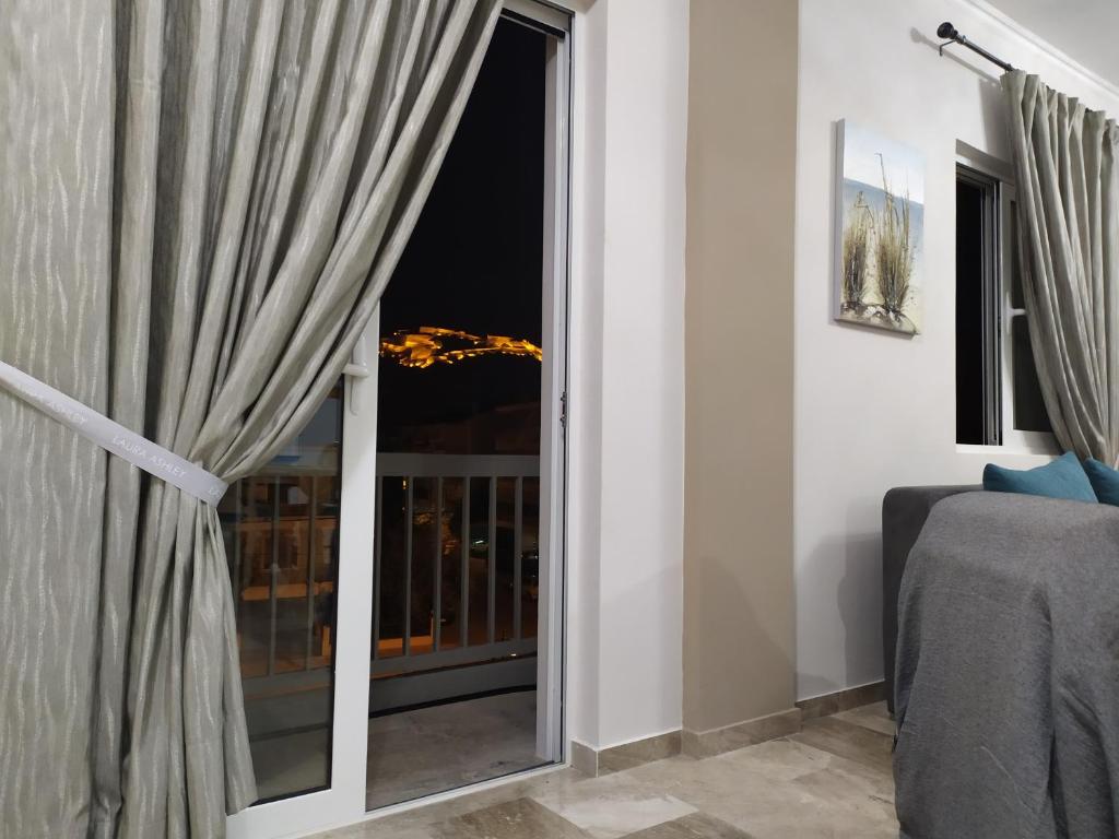 纳夫普利翁Nafplio City Apartments的客房设有一个享有城市美景的窗户。