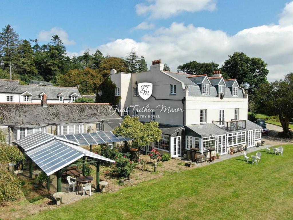 利斯卡德Great Trethew Manor Hotel & Self Catering Lodges的种植园的空中景观