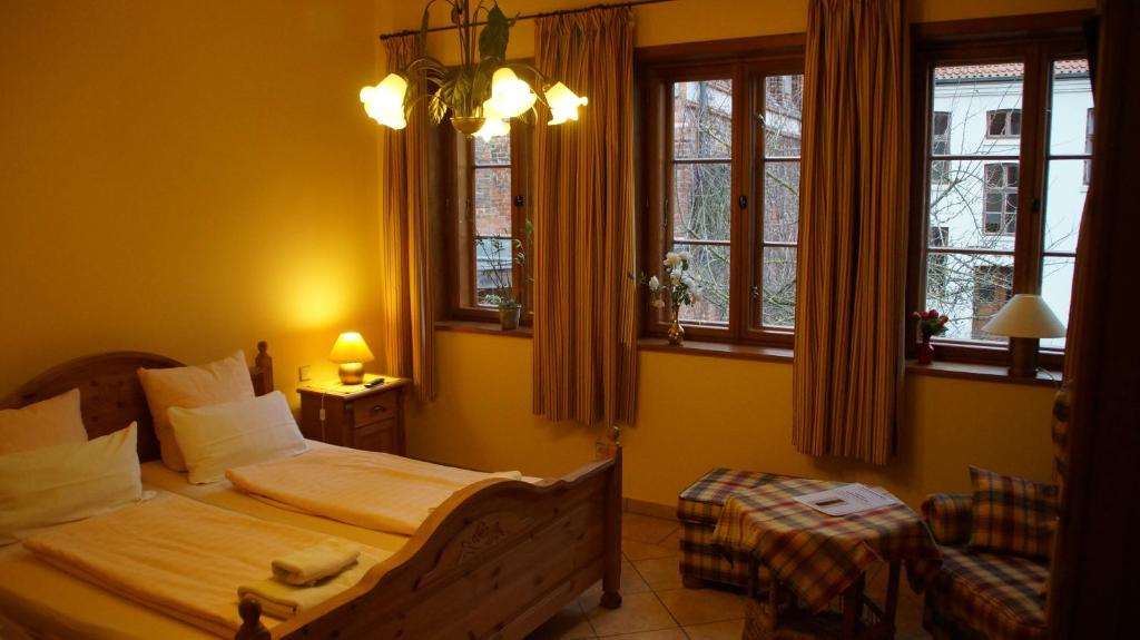 吕讷堡水塔旅馆的一间卧室设有两张床和两个窗户。