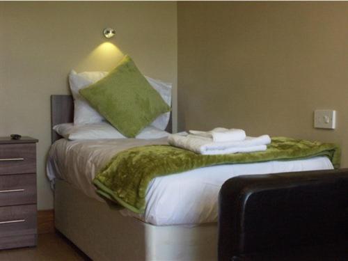 杜伦Budget Hayat express hotel的床上有绿色枕头