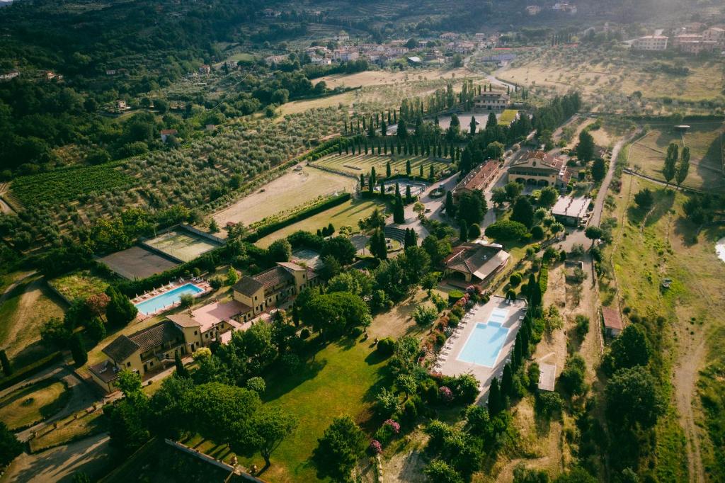 圣多纳托因弗伦萨诺夜莺农场酒店的享有带游泳池和树木的豪宅的空中景致