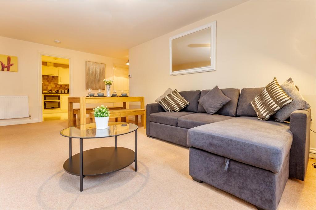 大莫尔文Guest Homes - Hillbrook House Apartment的客厅配有沙发和桌子