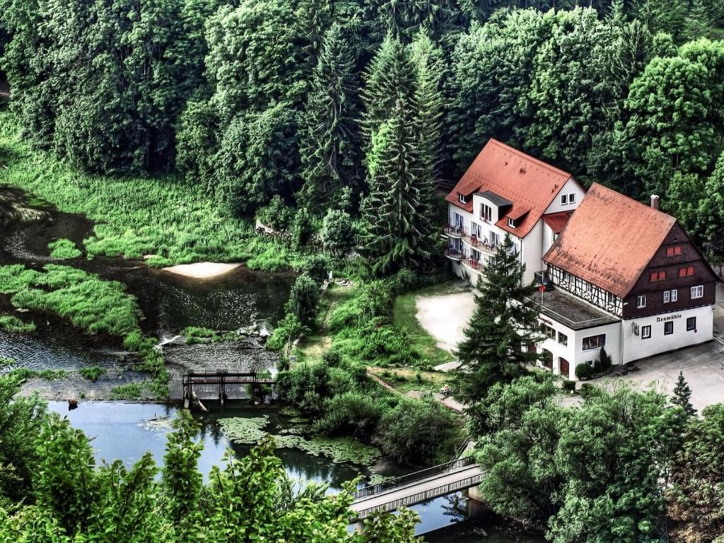 Thiergarten纽姆勒高萨湖酒店的享有河边房屋的空中景致