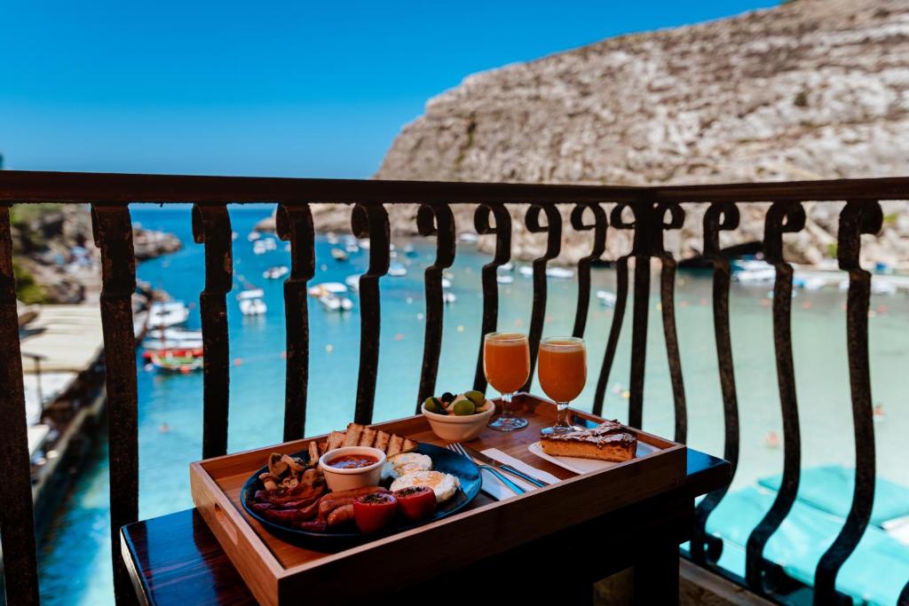 克伦蒂圣安德烈酒店的水边桌子上放着一盘食物和饮料