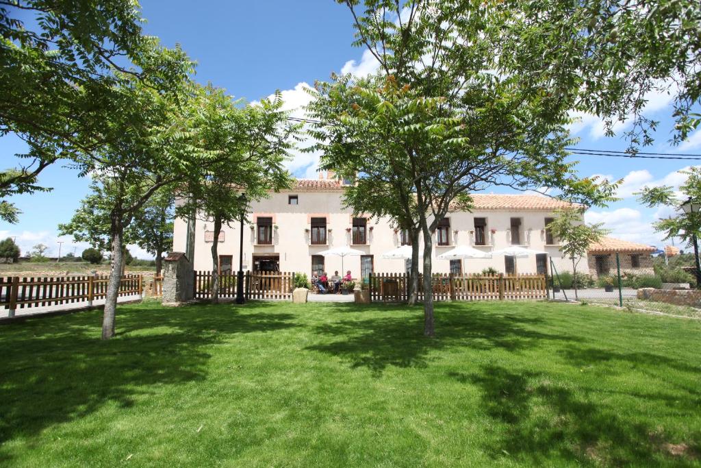 拉普埃夫拉德瓦尔韦尔德拉芳达德拉艾斯塔昂酒店的一座大白色房子,在院子里种有树木