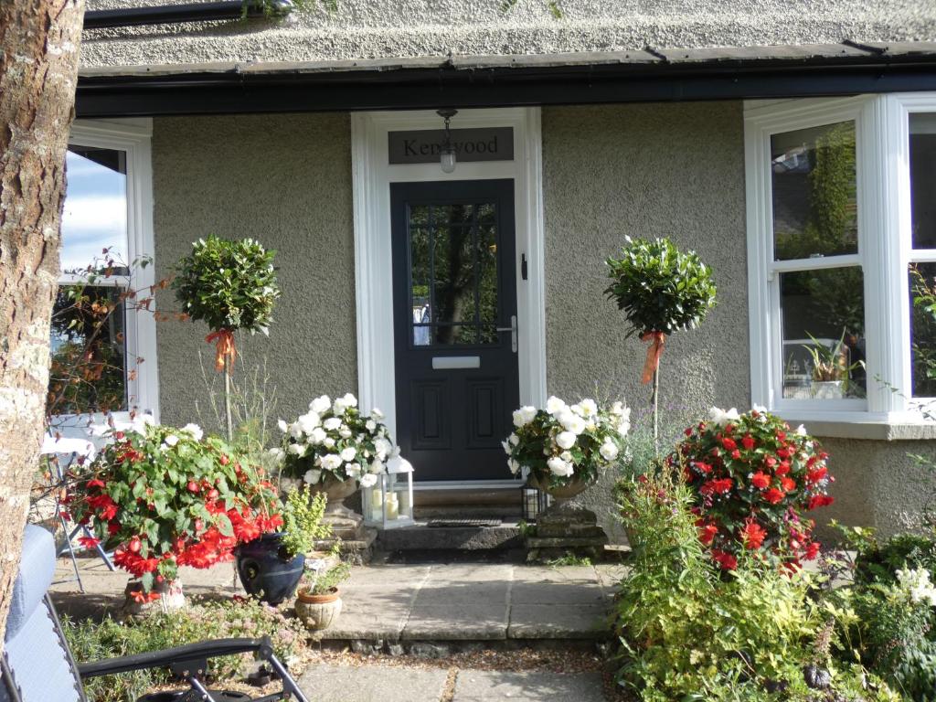 安赛德Kentwood Guest House的门前有鲜花的房子