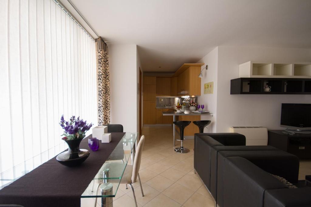 诺维格勒伊斯特拉Apartments Casa Emonia的客厅配有沙发和桌子