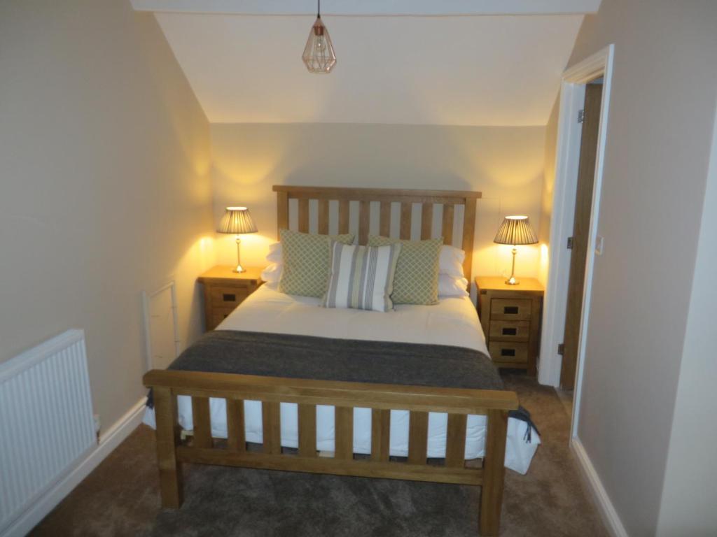MeifodThe Kings Head的一间卧室配有一张带两盏灯的木床。
