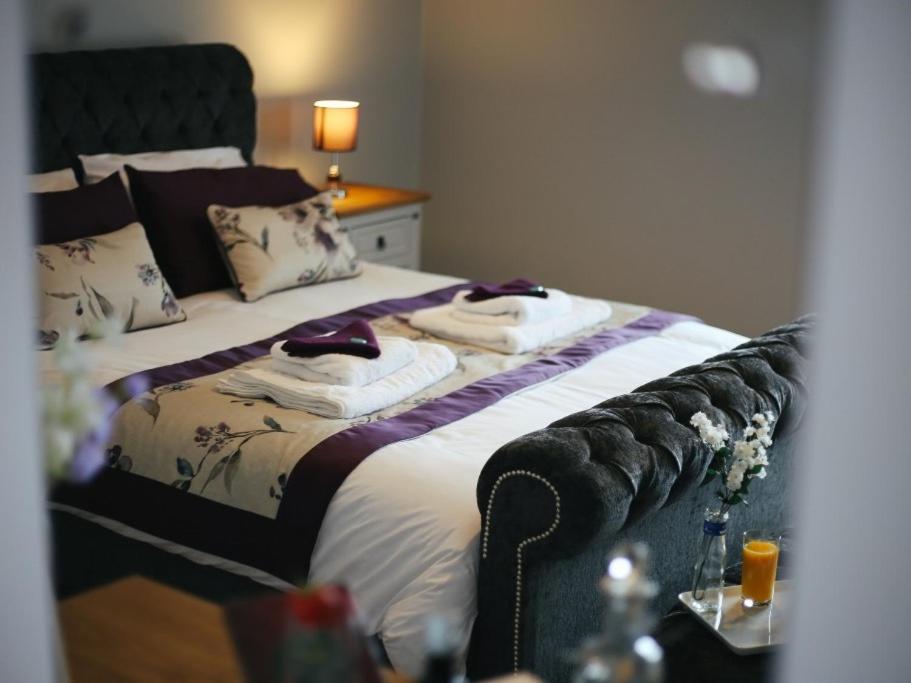 杜伦Colliery Cottage的一间卧室配有一张大床和枕头
