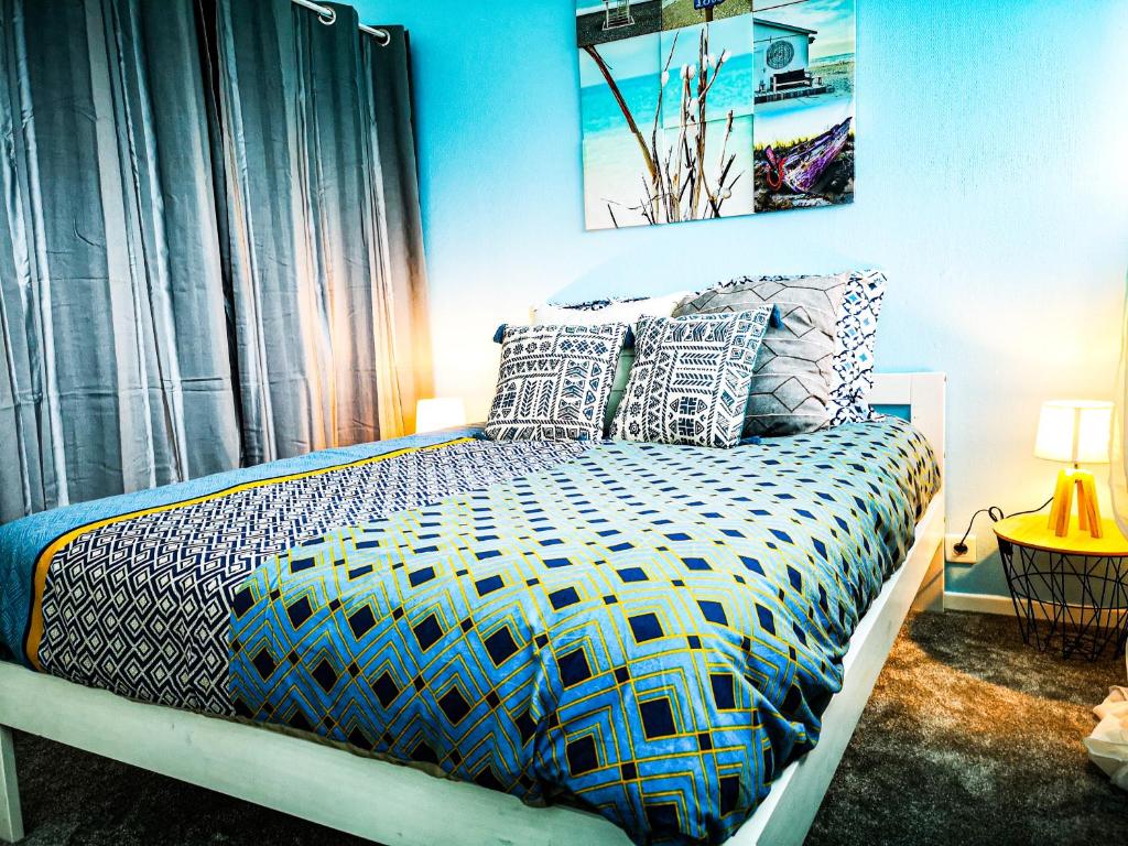锡耶Léman Holidays - Le Blue Sky的一间卧室配有带枕头的床