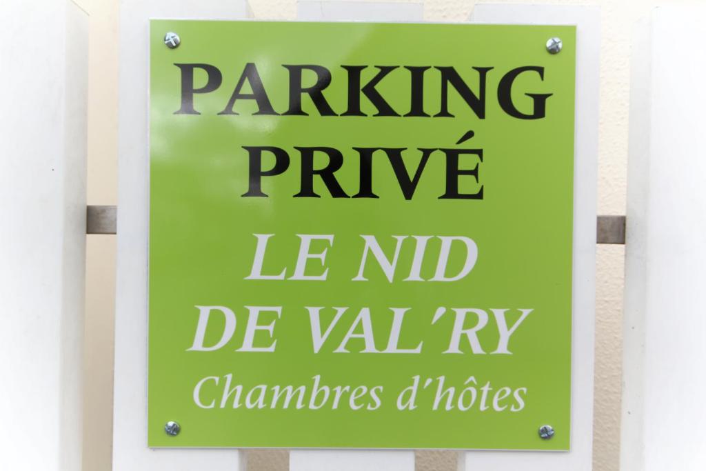 索姆河畔的圣瓦列里Le Nid de Val'Ry的标记,上面写着私人停车标志,上面写着: