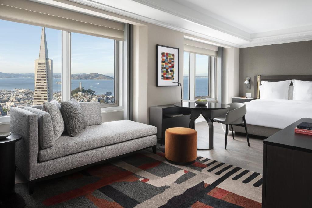 旧金山Four Seasons Hotel San Francisco at Embarcadero的酒店客房配有一张床、一把椅子和一张书桌