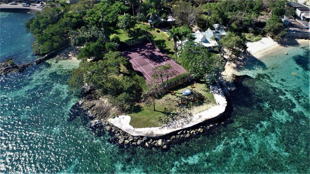 尼格瑞尔Llantrissant Beachcliff Villa的水面上岛屿的空中景观