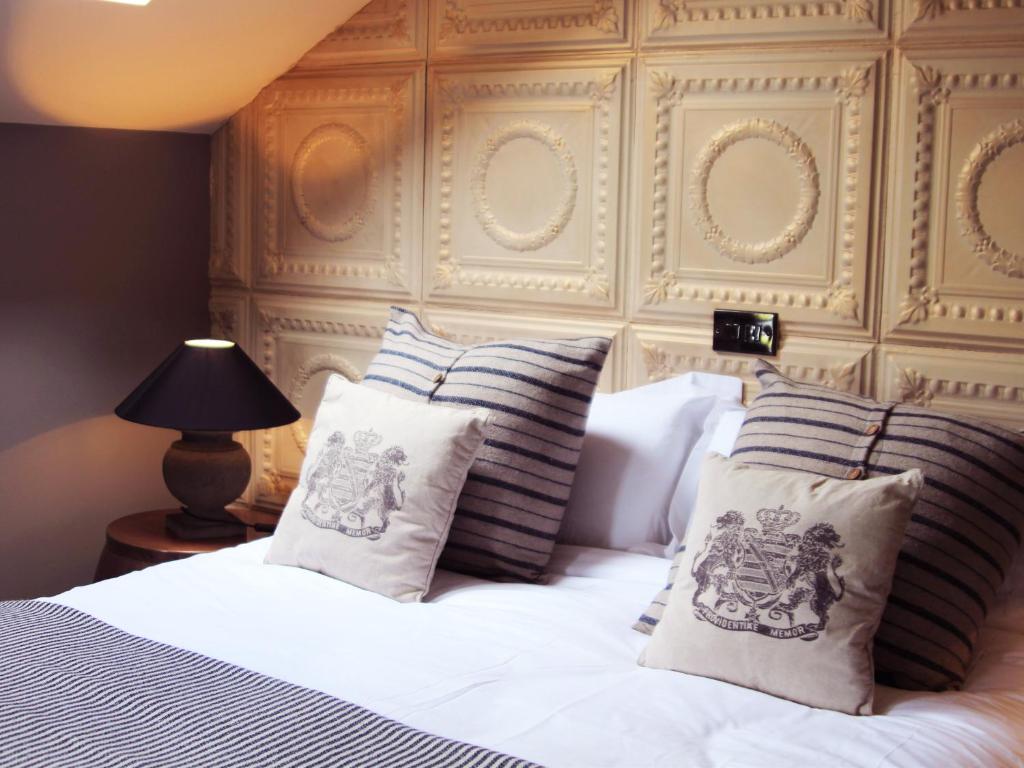 布什米尔斯Maison的卧室配有带枕头的白色床