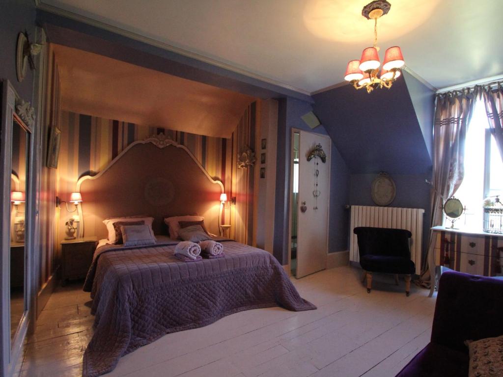 CouffyLa Mare Aux Bambous的一间卧室设有一张大床和蓝色的墙壁