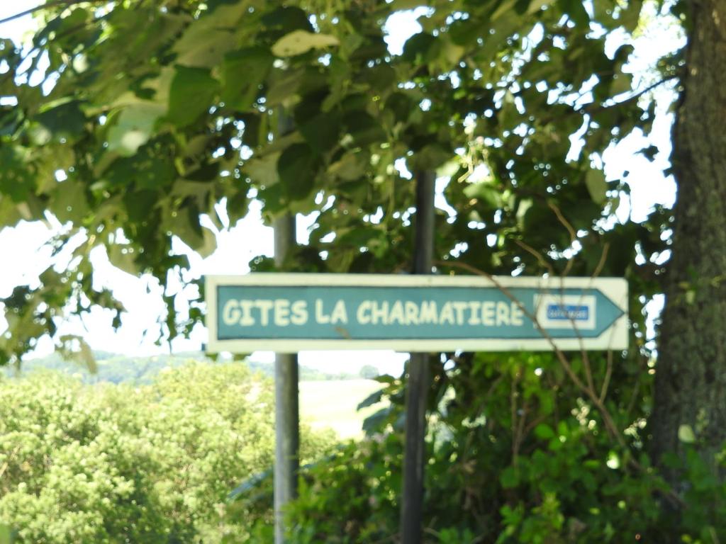 Haute-Rivoire查尔玛提尔旅馆的城市街道标志