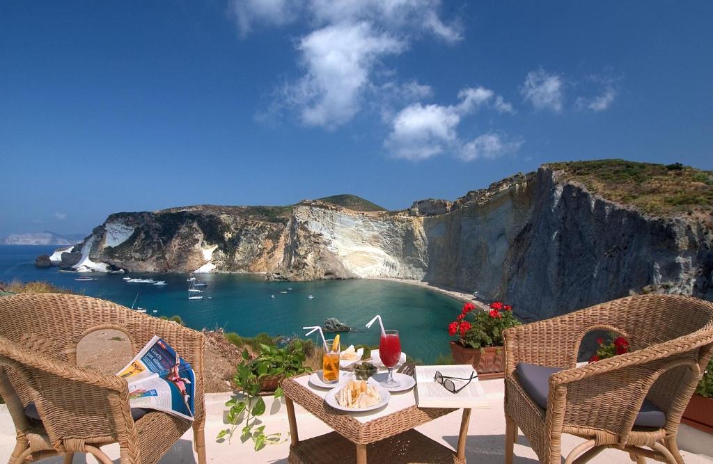 蓬扎基艾亚迪露娜酒店的一张桌子和椅子,享有海景