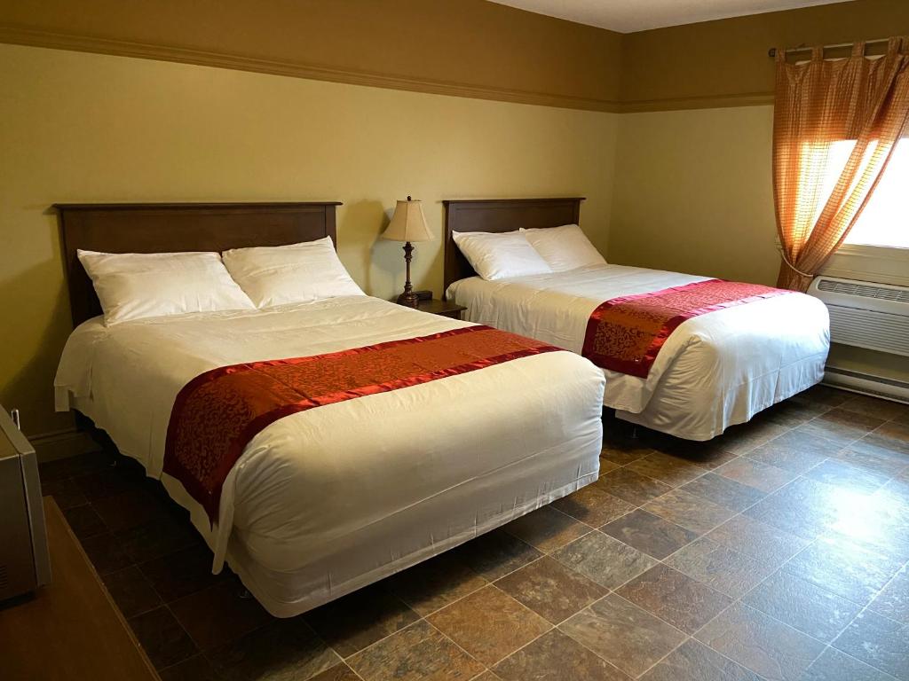Plessisville莫泰乐法尔酒店的配有两张床的酒店客房