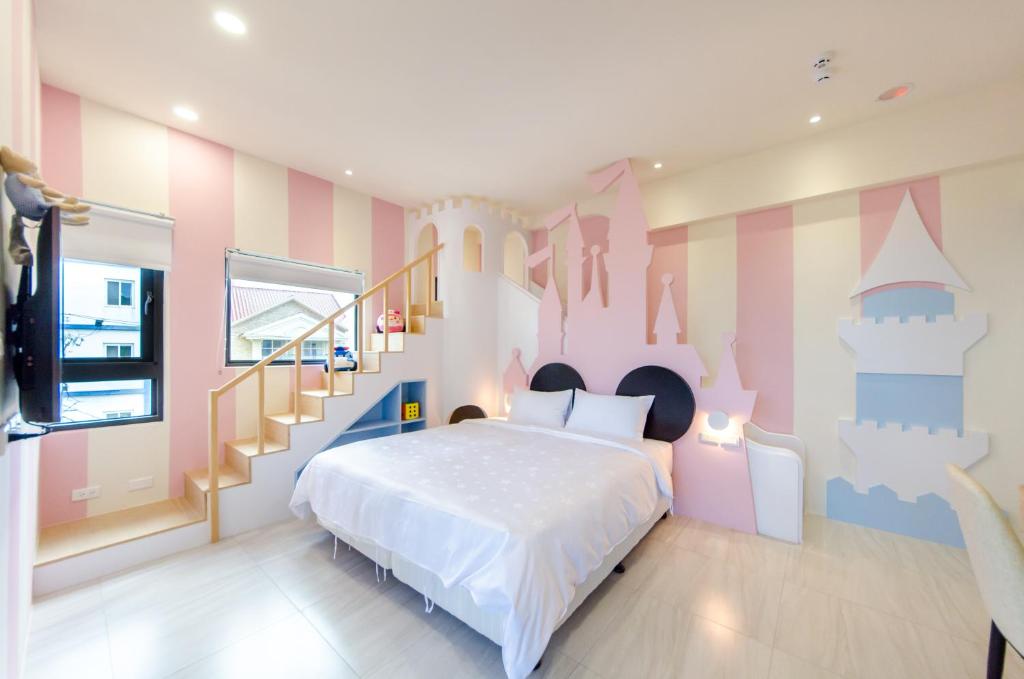 垦丁大街垦丁乐林旅店的一间卧室设有城堡主题的床和楼梯。