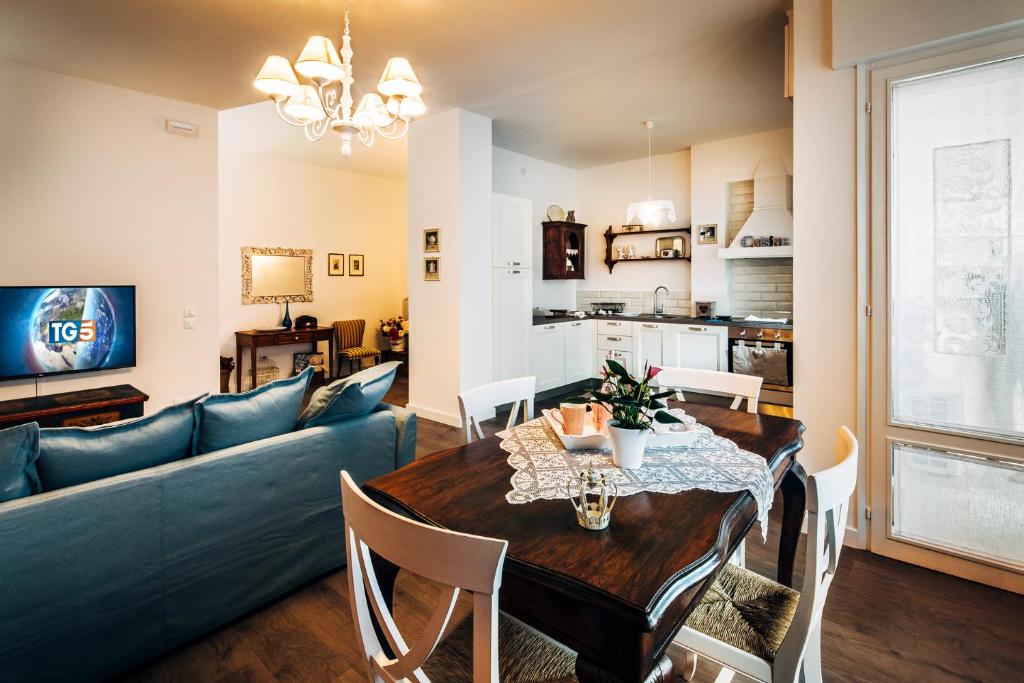 维托里奥·威尼托Appartamento Madison的客厅配有蓝色的沙发和桌子