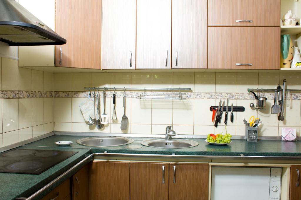 第聂伯罗КЛУБ B55的一个带两个水槽和木柜的厨房
