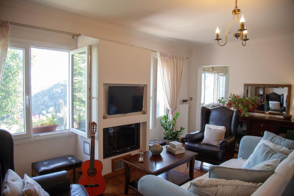 Lorantina Luxury Sea View Holiday House close to Barbati &amp; Ipsos Beach with Starlink WiFi的电视和&#47;或娱乐中心