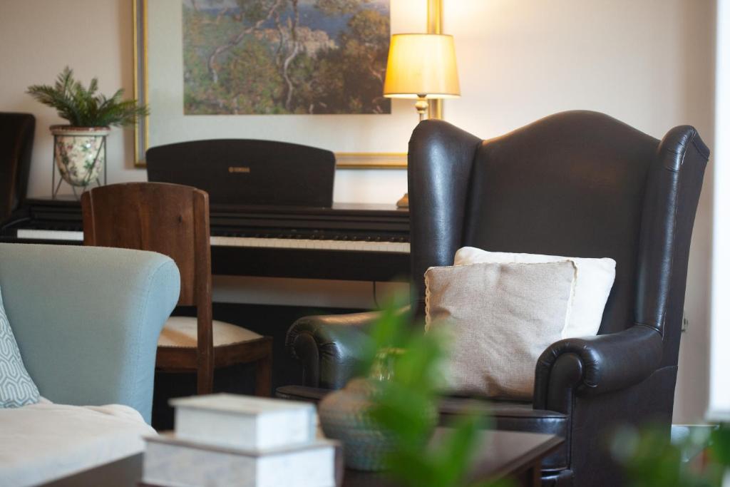 Lorantina Luxury Sea View Holiday House close to Barbati &amp; Ipsos Beach with Starlink WiFi的休息区