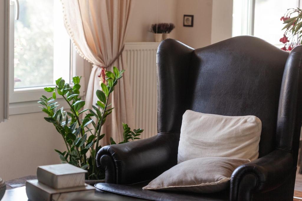 Lorantina Luxury Sea View Holiday House close to Barbati &amp; Ipsos Beach with Starlink WiFi的休息区
