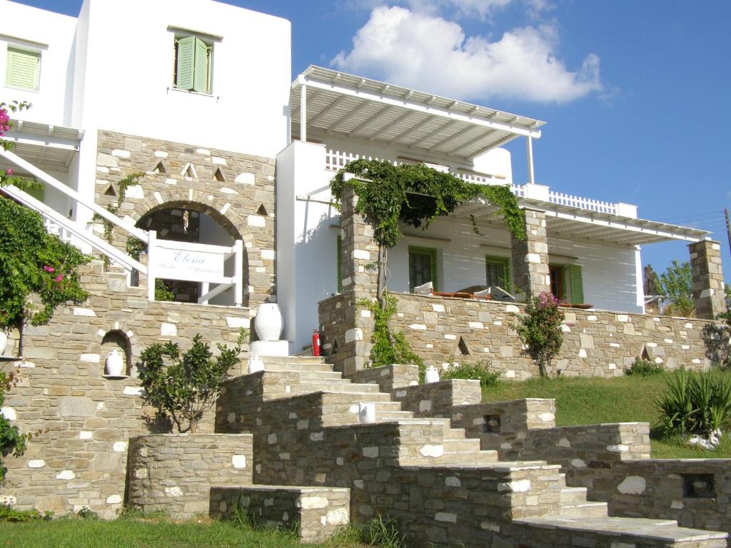 皮索利瓦迪Elena Studios & Apartments的白色的房子,设有石墙和楼梯