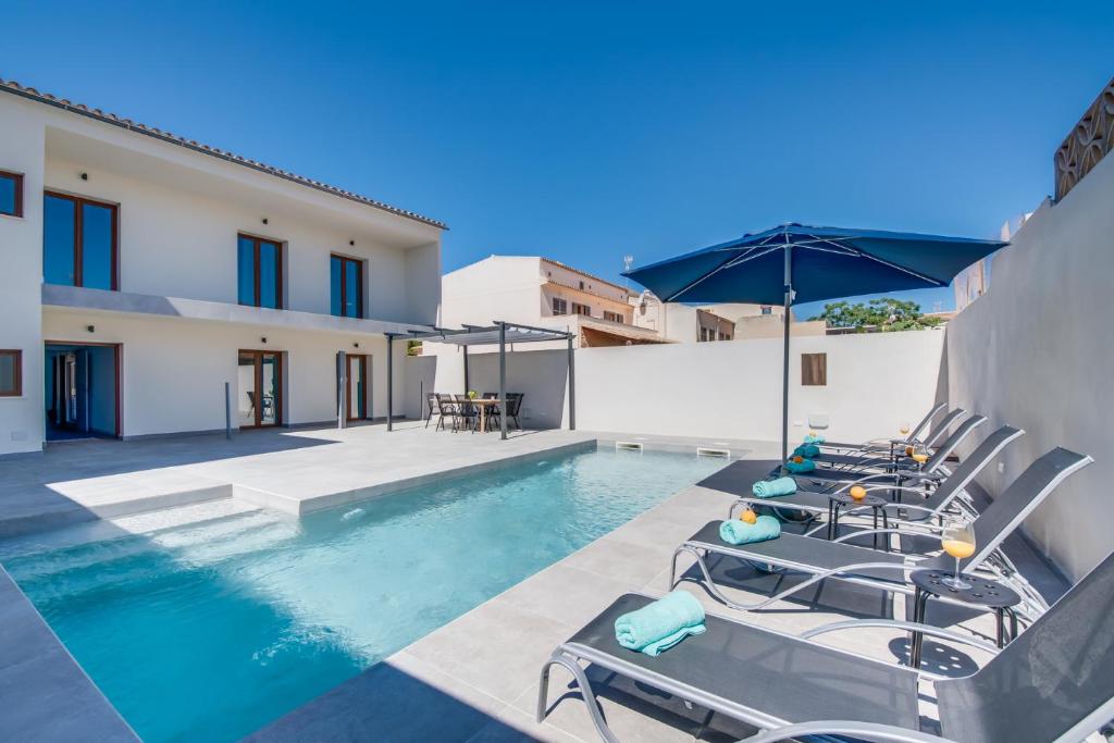 西洛特Cala Morlanda 1的别墅设有带椅子和遮阳伞的游泳池