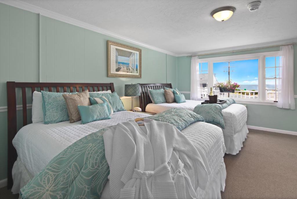 赫尔Nantasket Beach Hotel的一间带两张床的卧室,享有海景