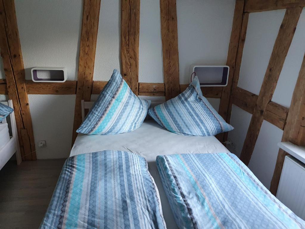 蒂蒂湖-新城Apartment Happy Memories的一张带两个蓝色枕头的床