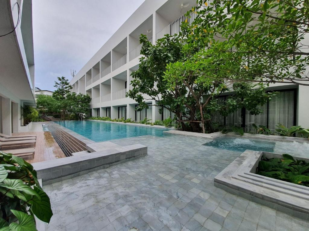 曼谷CHERN Bangkok的一座建筑物中央的游泳池
