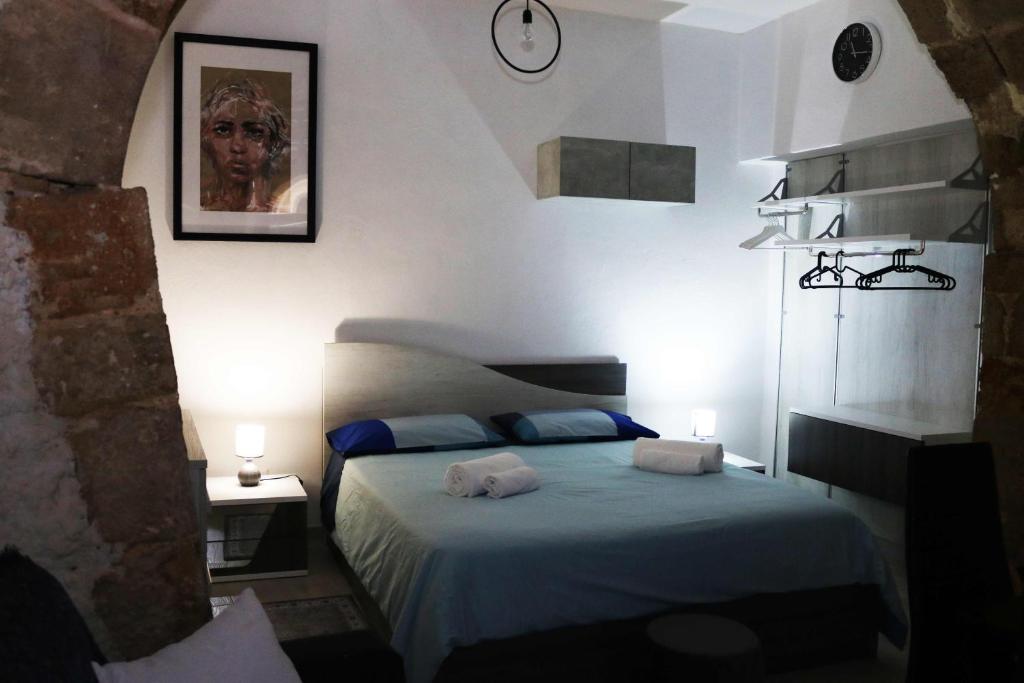 卡尔塔吉罗SAN GIACOMO LOFT的一间卧室配有一张床,上面有两条毛巾