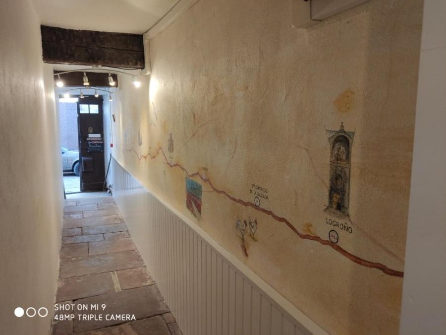圣让皮耶德波尔Gîte Le Chemin vers l'Etoile的走廊上挂有画图的墙壁
