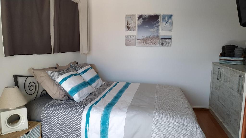 滨海卡涅Le rêve bleu的一间卧室配有一张床,其中配有电视