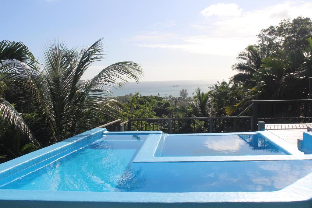 昂斯布瓦洛史戴夫娜公寓酒店的蓝色的海景游泳池