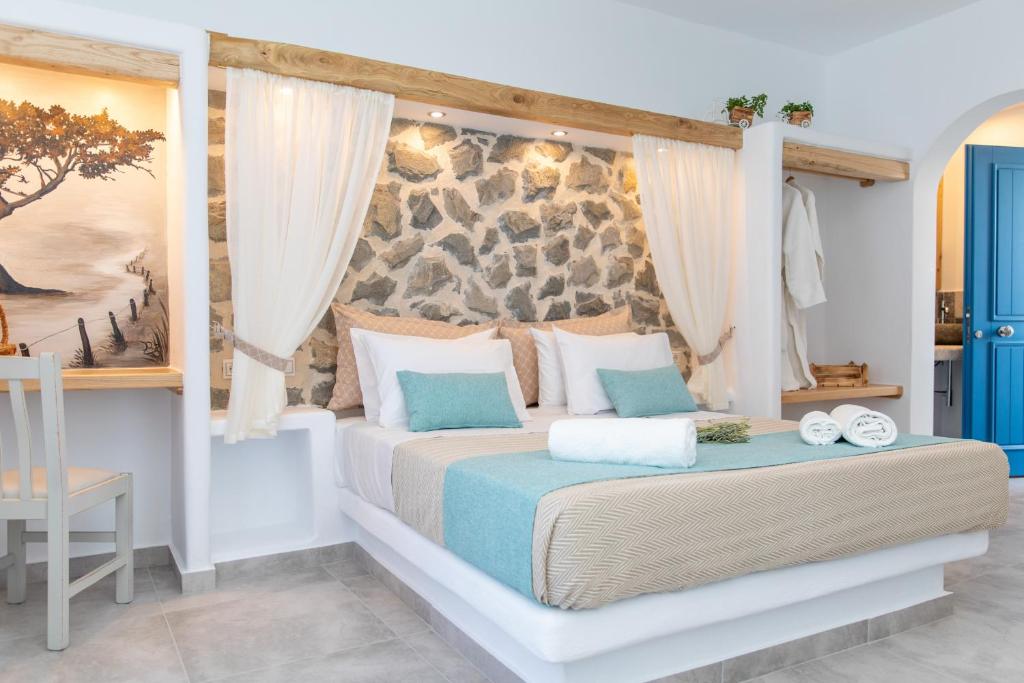 纳克索乔拉Arhontiko的一间卧室配有一张石墙床