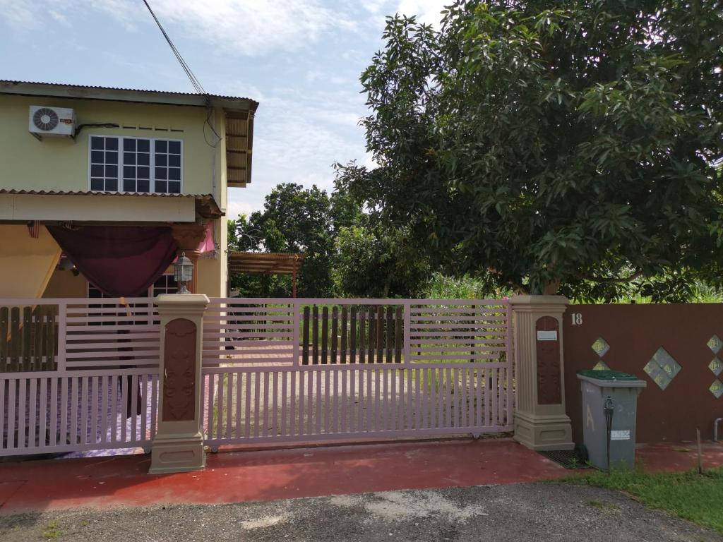 Pontian BesarSri Makmur Pontian Homestay的房屋前的白色围栏