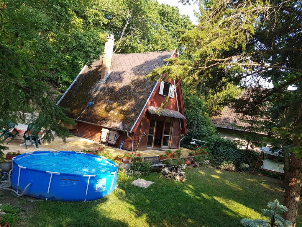 布达佩斯Cabin in the woods的享有庭院内带热水浴池的房屋的空中景致