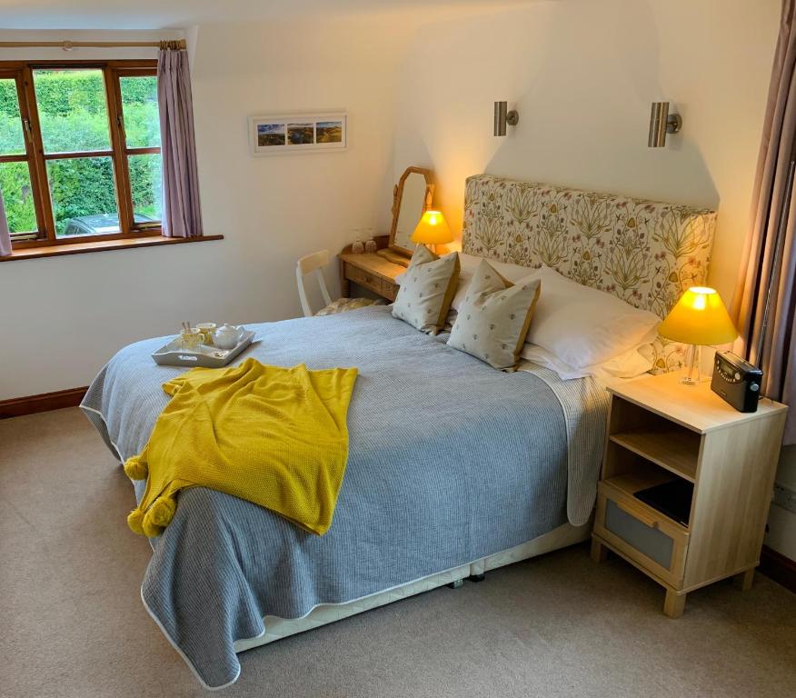 彻奇斯特雷顿莎洋楼住宿加早餐旅馆的一间卧室配有一张带黄色毯子的大床