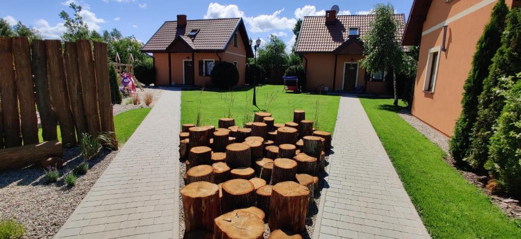 科帕利诺Wczasy u Reni的房屋旁院子的一堆木柴