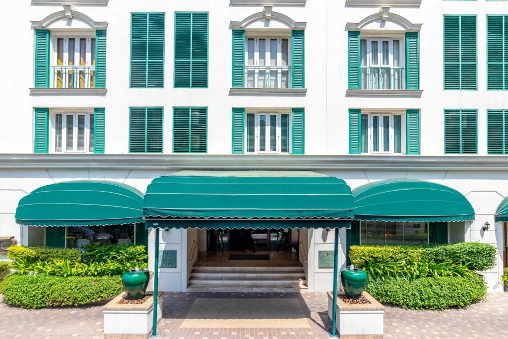 曼谷萨拉当21号公寓式酒店的前面有绿色遮阳篷的建筑