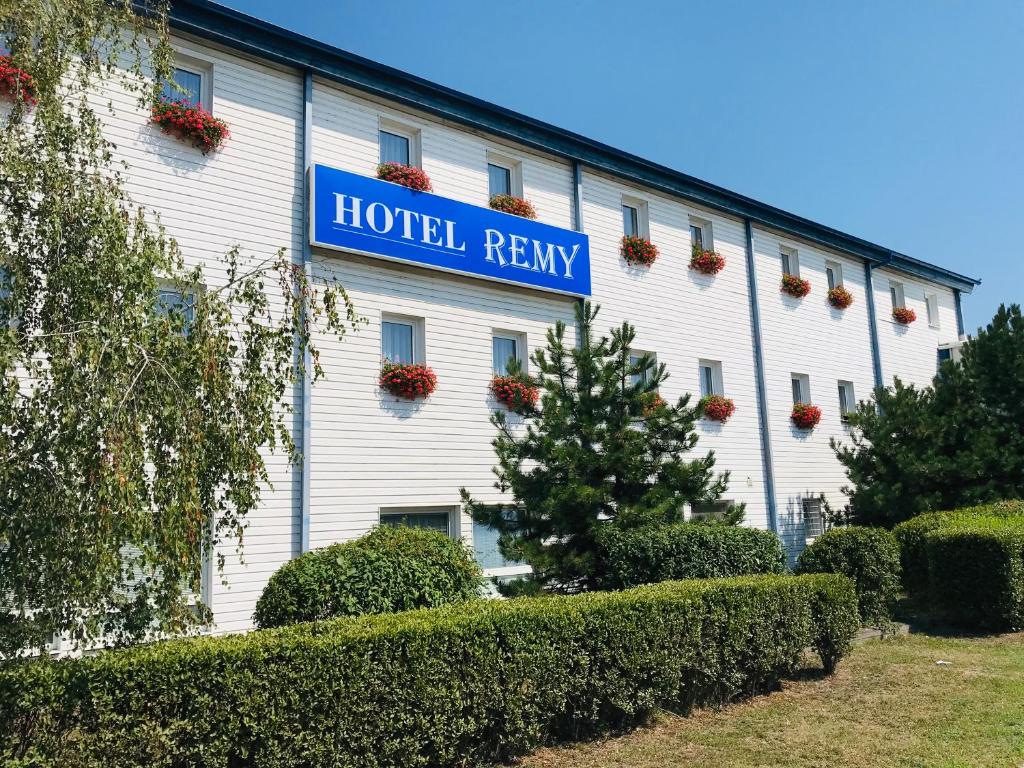 布拉迪斯拉发瑞米酒店的带有酒店Rey读取标志的酒店大楼