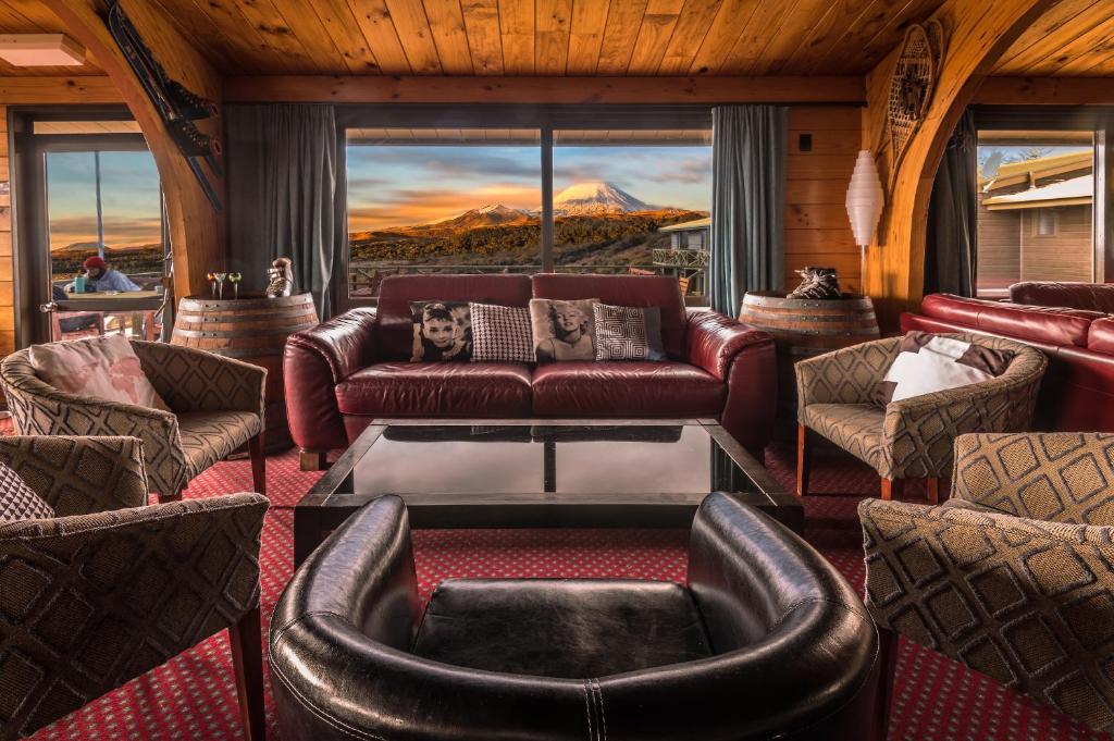 华卡帕帕村斯格特尔阿尔卑斯山度假村的客厅配有真皮沙发和椅子