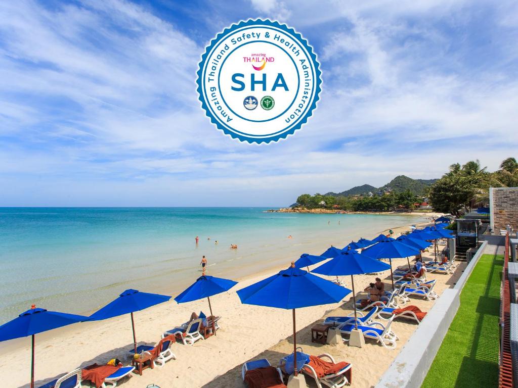 查汶Samui Resotel Beach Resort的海滩上设有蓝色的遮阳伞和沙牌