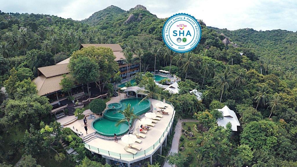 涛岛Tanote Villa SHA Extra Plus的享有带游泳池的度假村的空中景致
