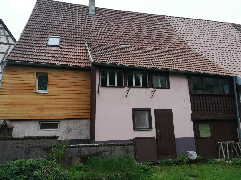 HohensteinHäusle an der Hüle的白色房子,有棕色的屋顶